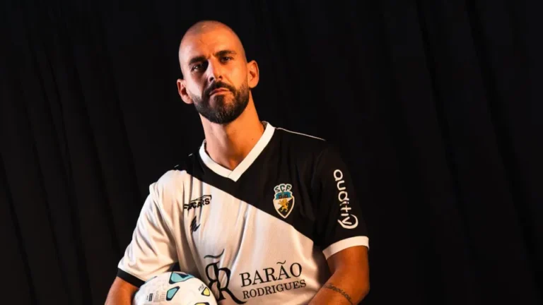 Oficial: Internacional português Nelson Oliveira assina pelo Farense